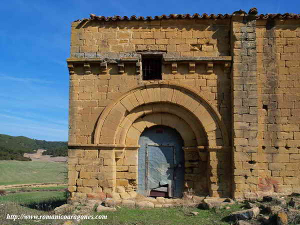 PORTADA A LOS PIES DEL MURO SUR
